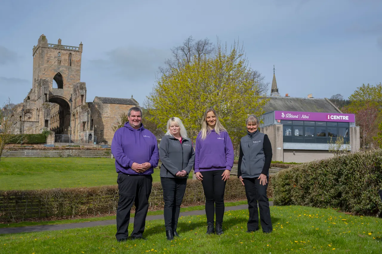 Jedburgh iCentre celebrate the launch of Year of Stories 2022