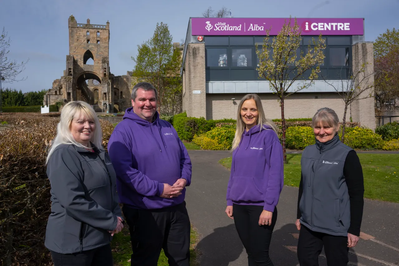 Jedburgh iCentre celebrate the launch of Year of Stories 2022