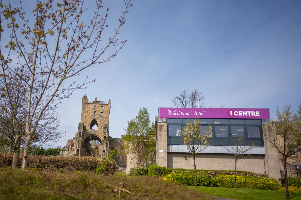 Jedburgh iCentre celebrate the launch of Year of Stories 2022
