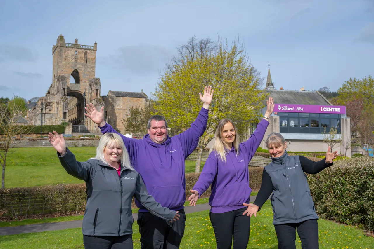 Jedburgh iCentre celebrate the launch of Year of Stories 2022