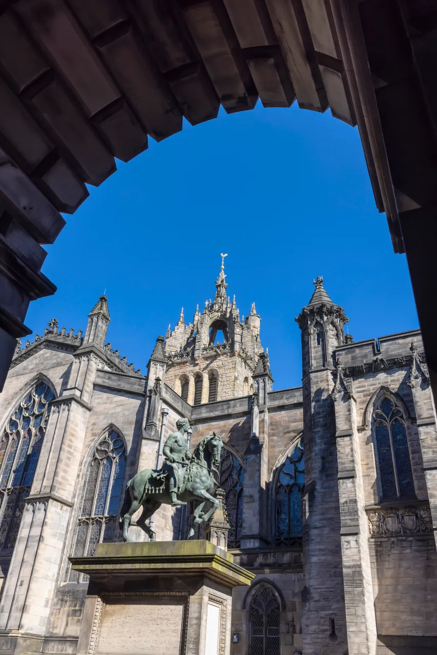 Parliament Square showing the equestrian statue of Charles II and St Giles' Cathedral