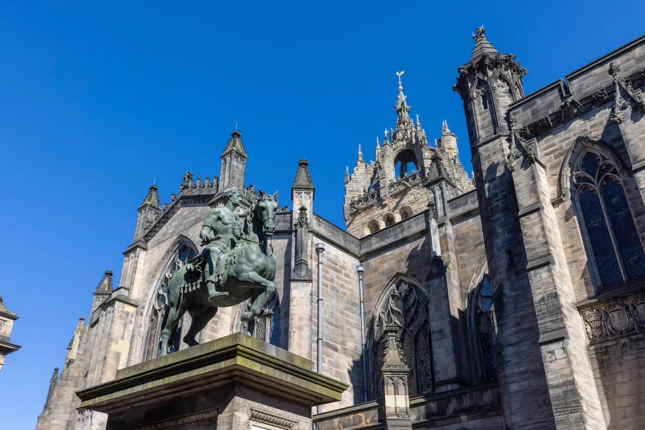 Parliament Square showing the equestrian statue of Charles II and St Giles' Cathedral