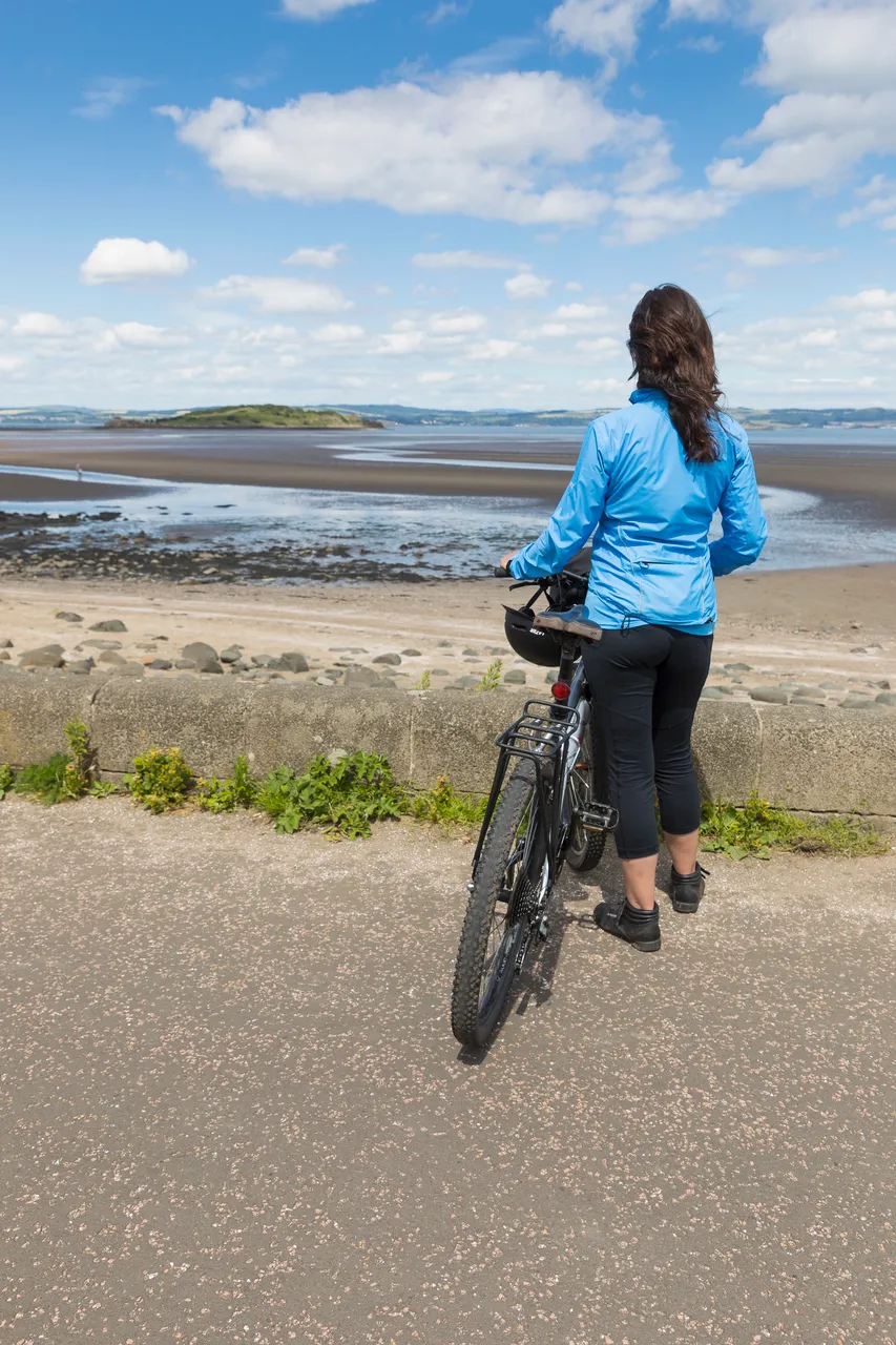 Cyclist on Silverknowes Esplanade