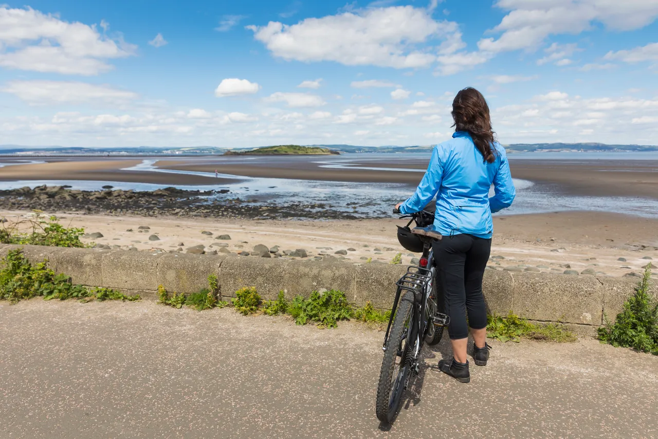 Cyclist on Silverknowes Esplanade