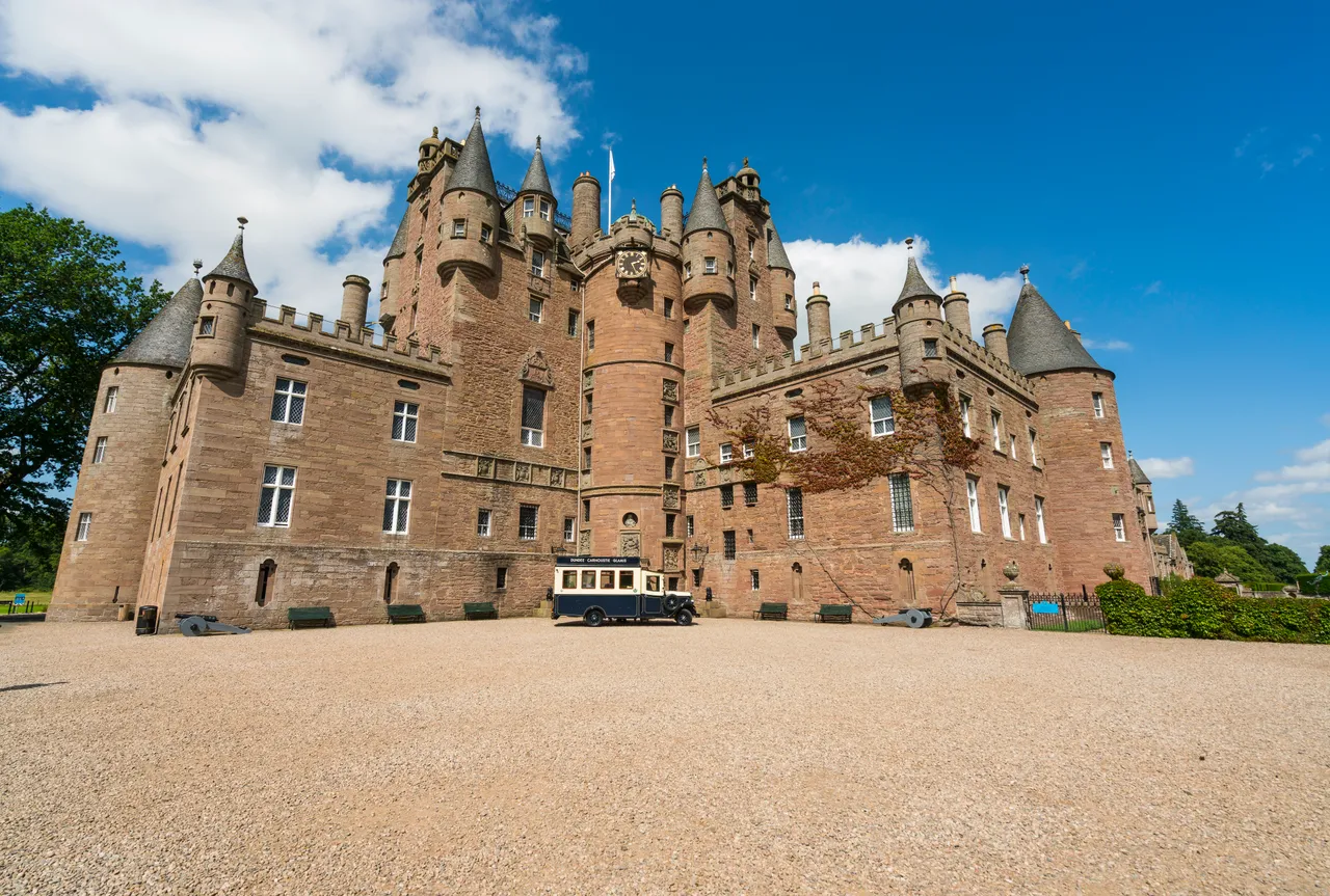 Vintage Tour Bus, Glamis Castle