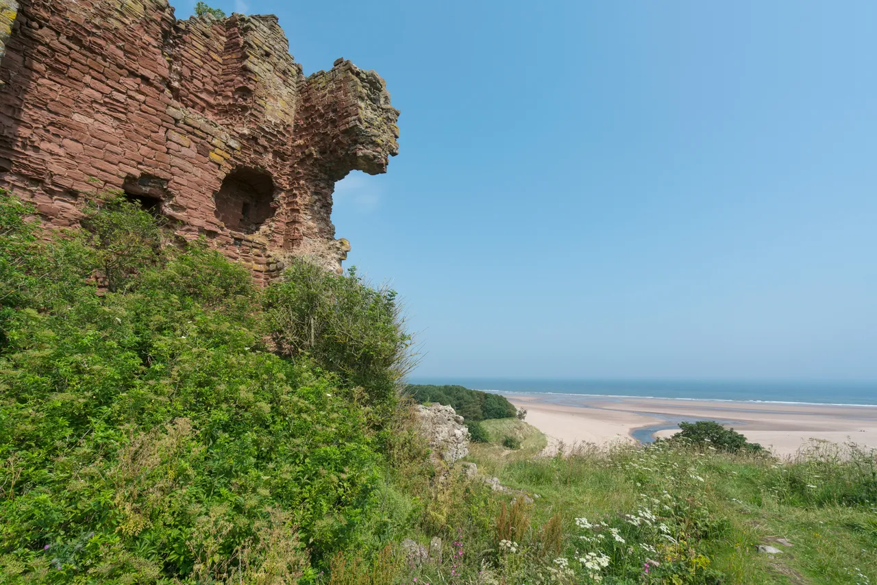 Red Castle, Lunan Bay