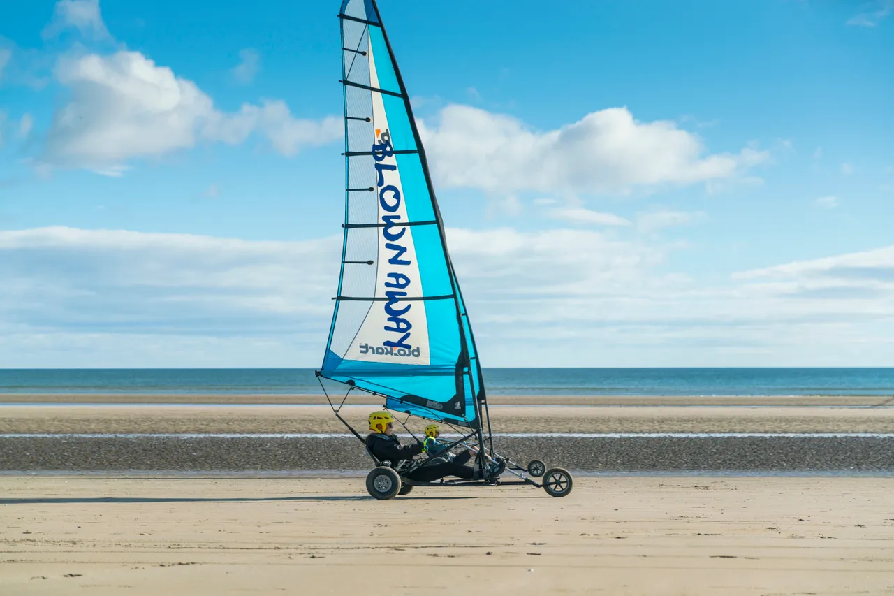 Landyachting – Blown Away