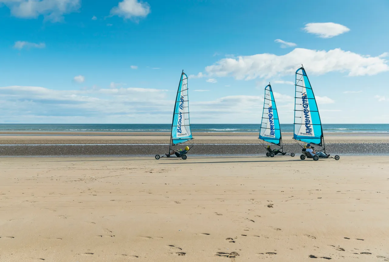 Landyachting – Blown Away