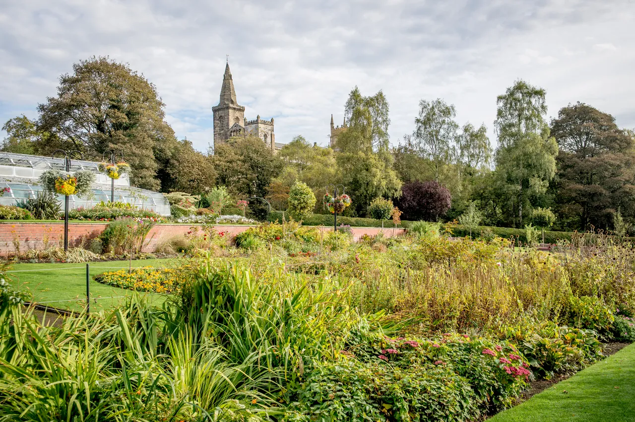 Pittencrieff Park