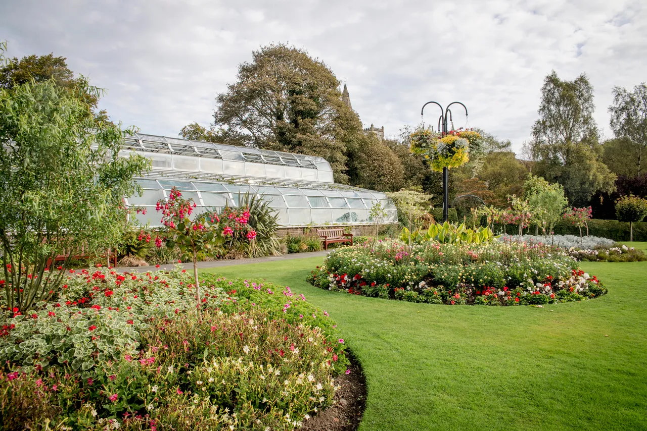 Pittencrieff Park
