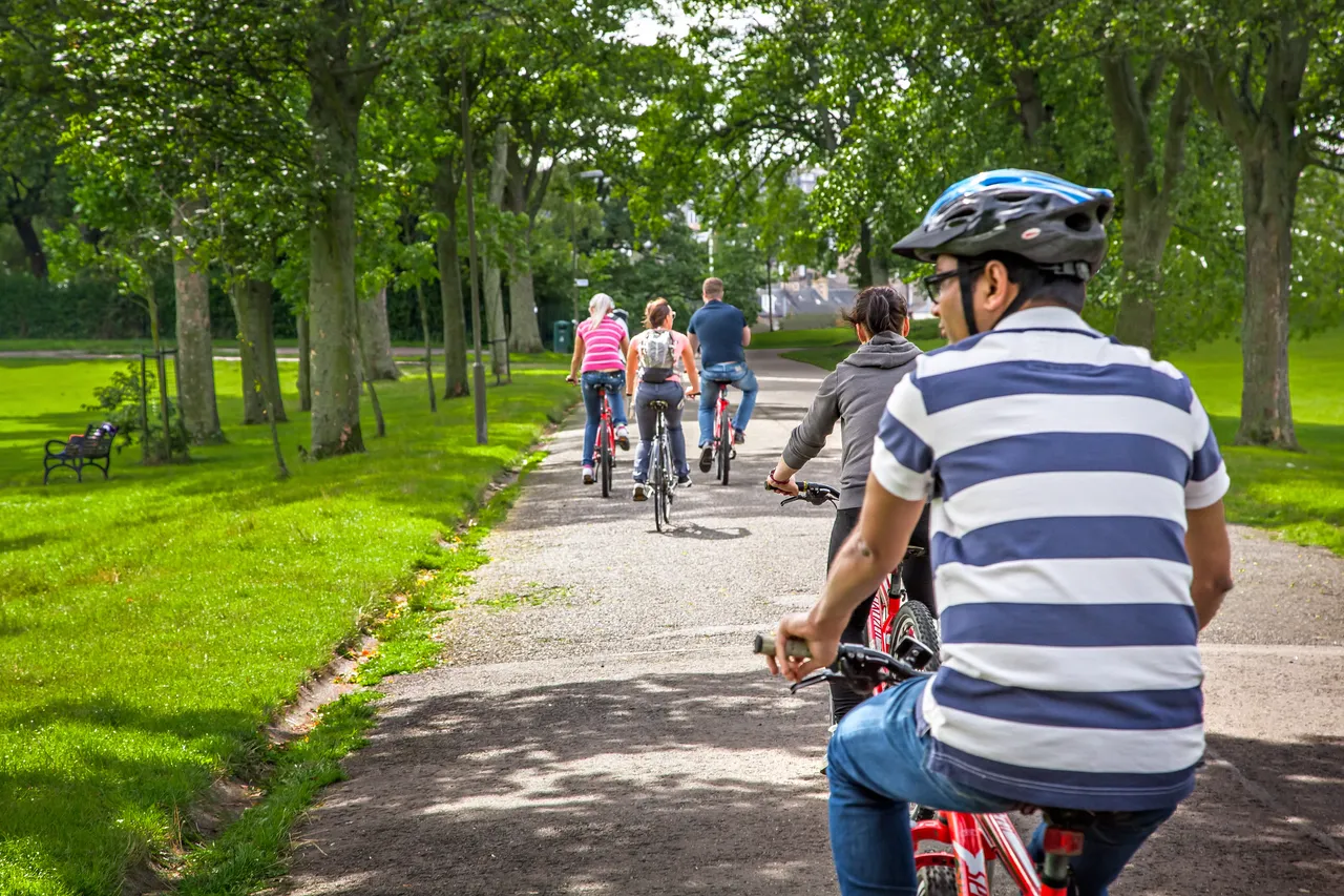 Cyclists at Inverleith Park