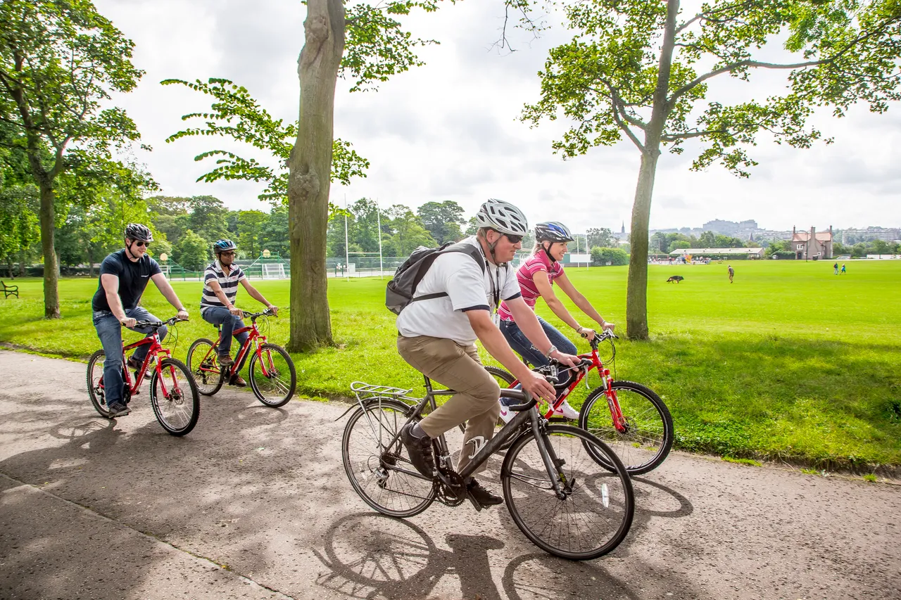 Cyclists at Inverleith Park