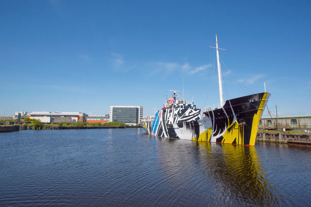 Dazzle ship