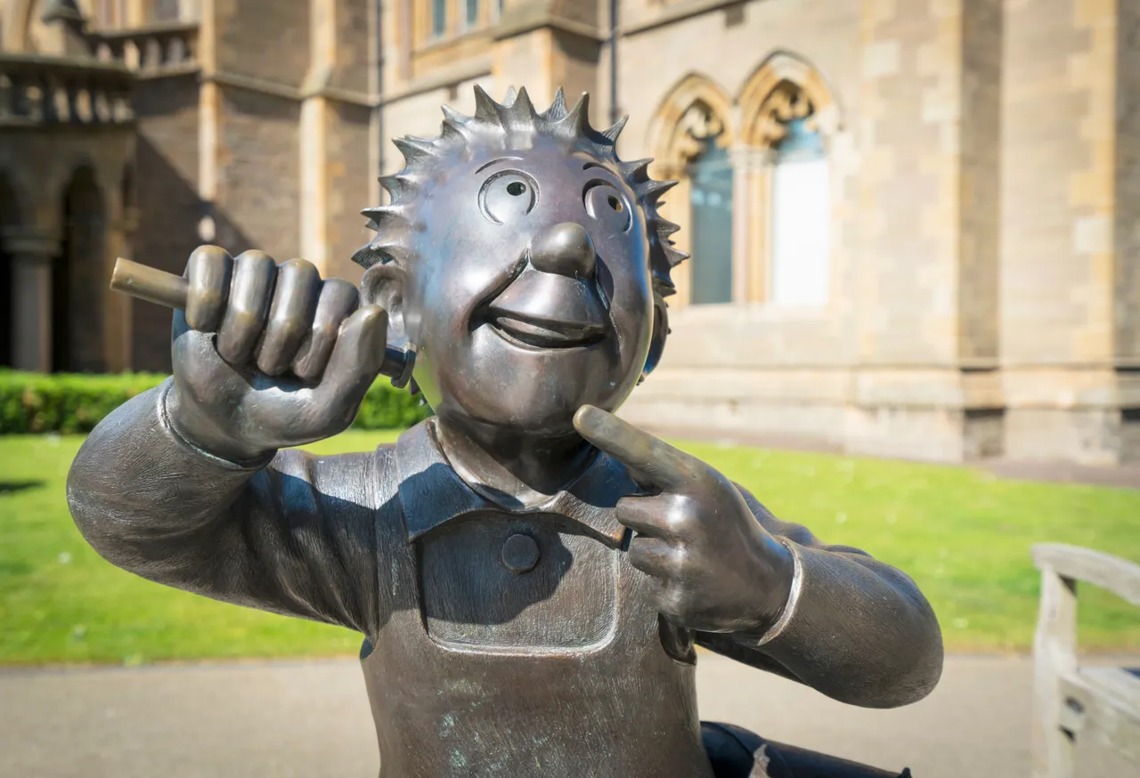 Oor Artifacts (Oor Wullie Statue)