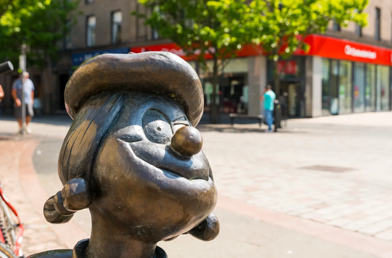 Minnie the Minx Statue