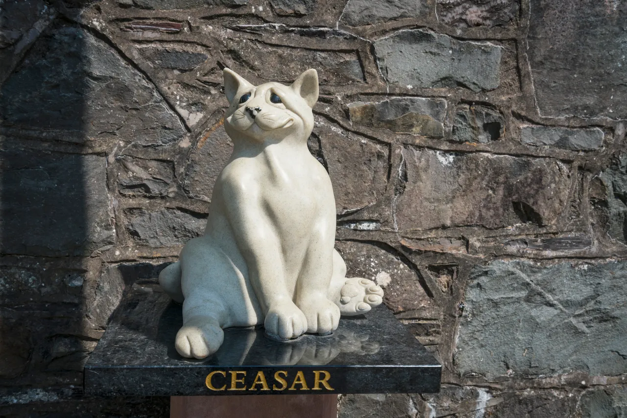Ceasar the Town Cat Statue