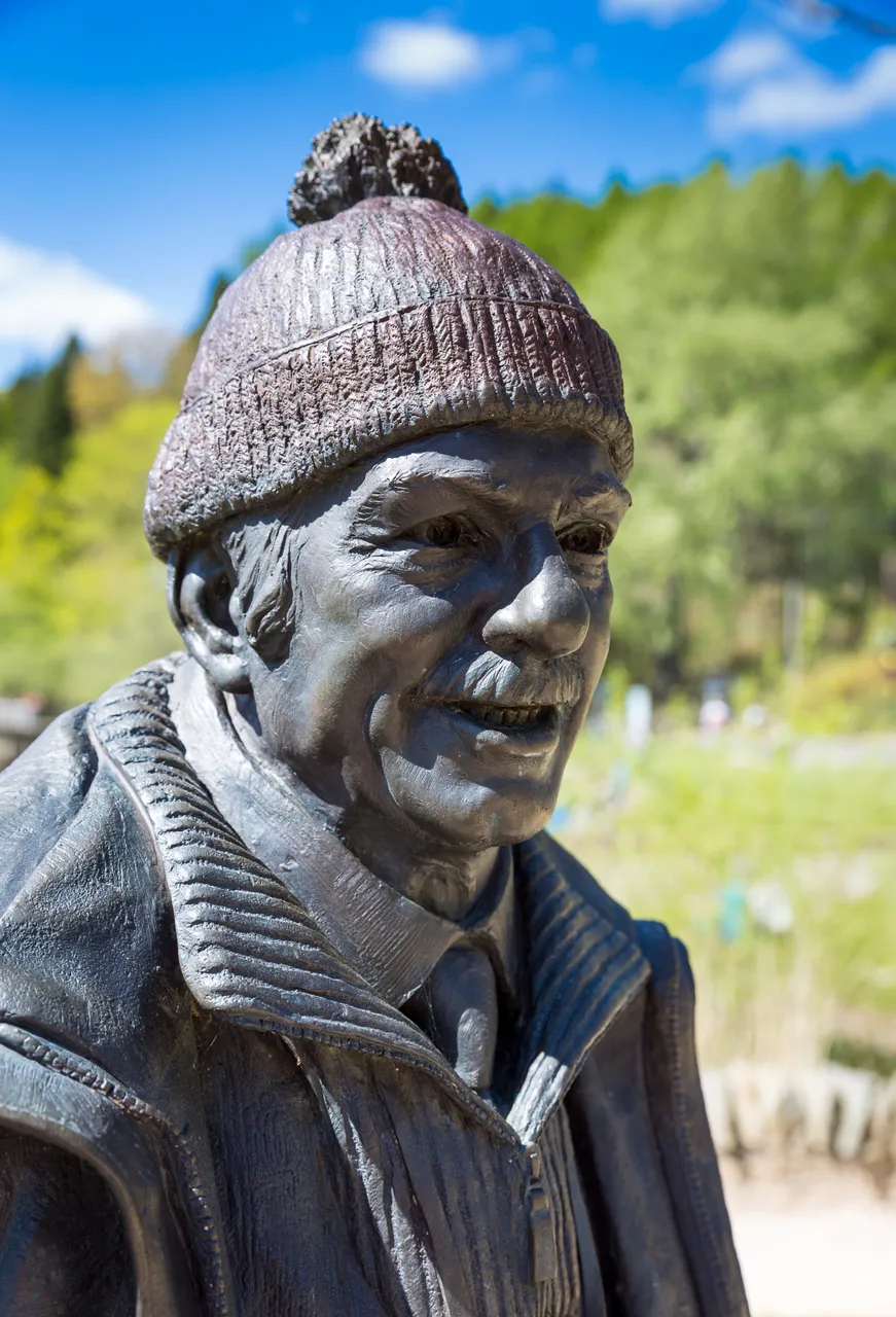 Tom Weir Statue