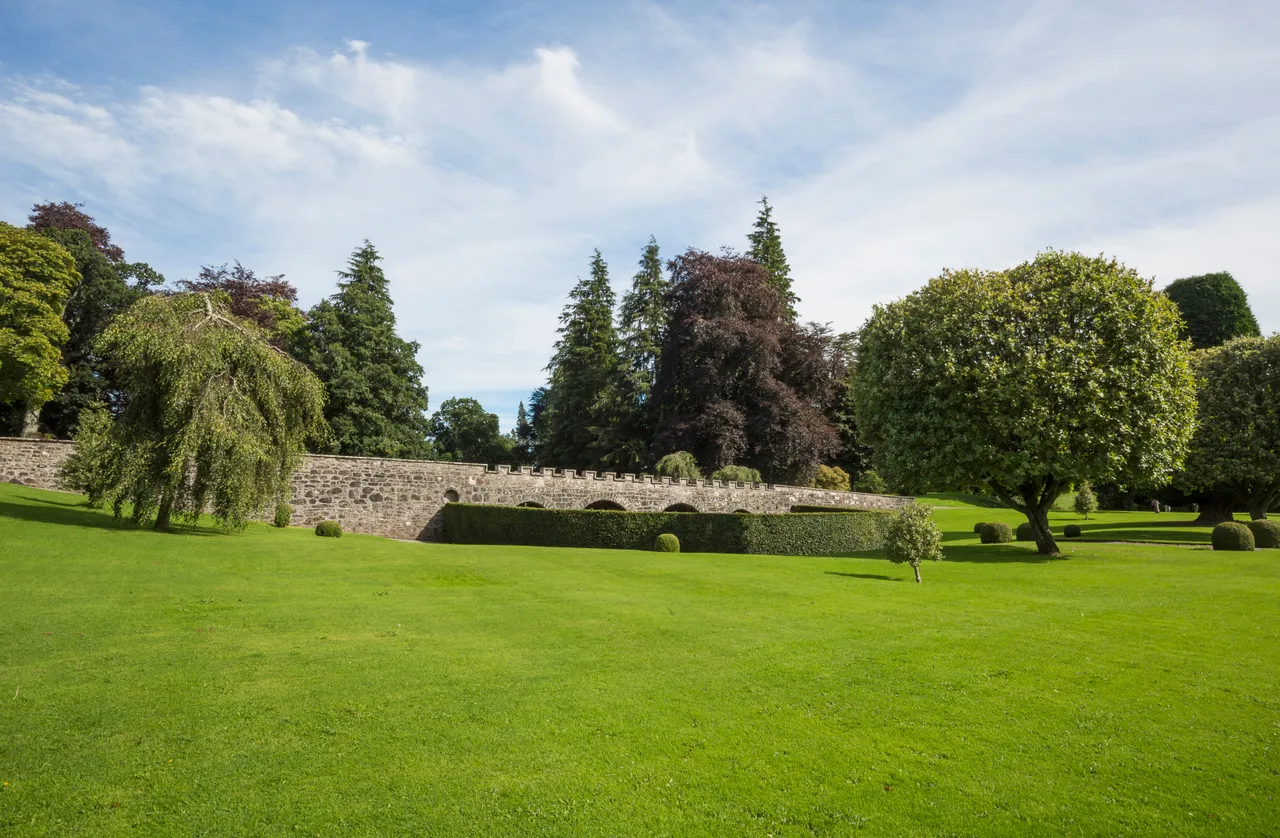 Drummond Castle Gardens