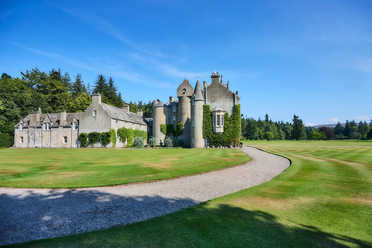 Ballindalloch Castle