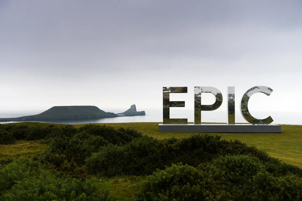 WNS_250816_EPIC_Worms_Head_13