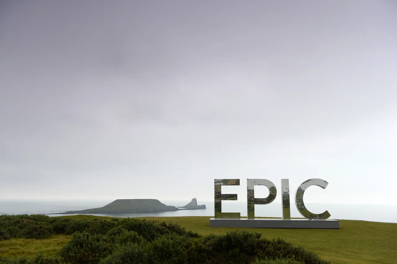WNS_250816_EPIC_Worms_Head_08