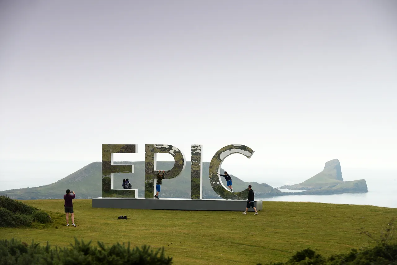 WNS_250816_EPIC_Worms_Head_16