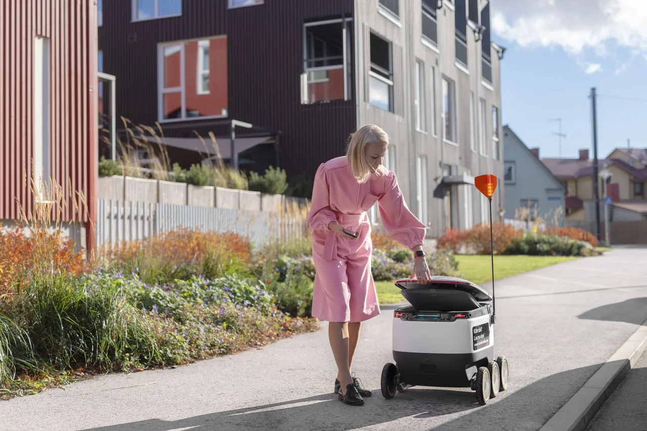 Woman receiving Starship delivery robot order