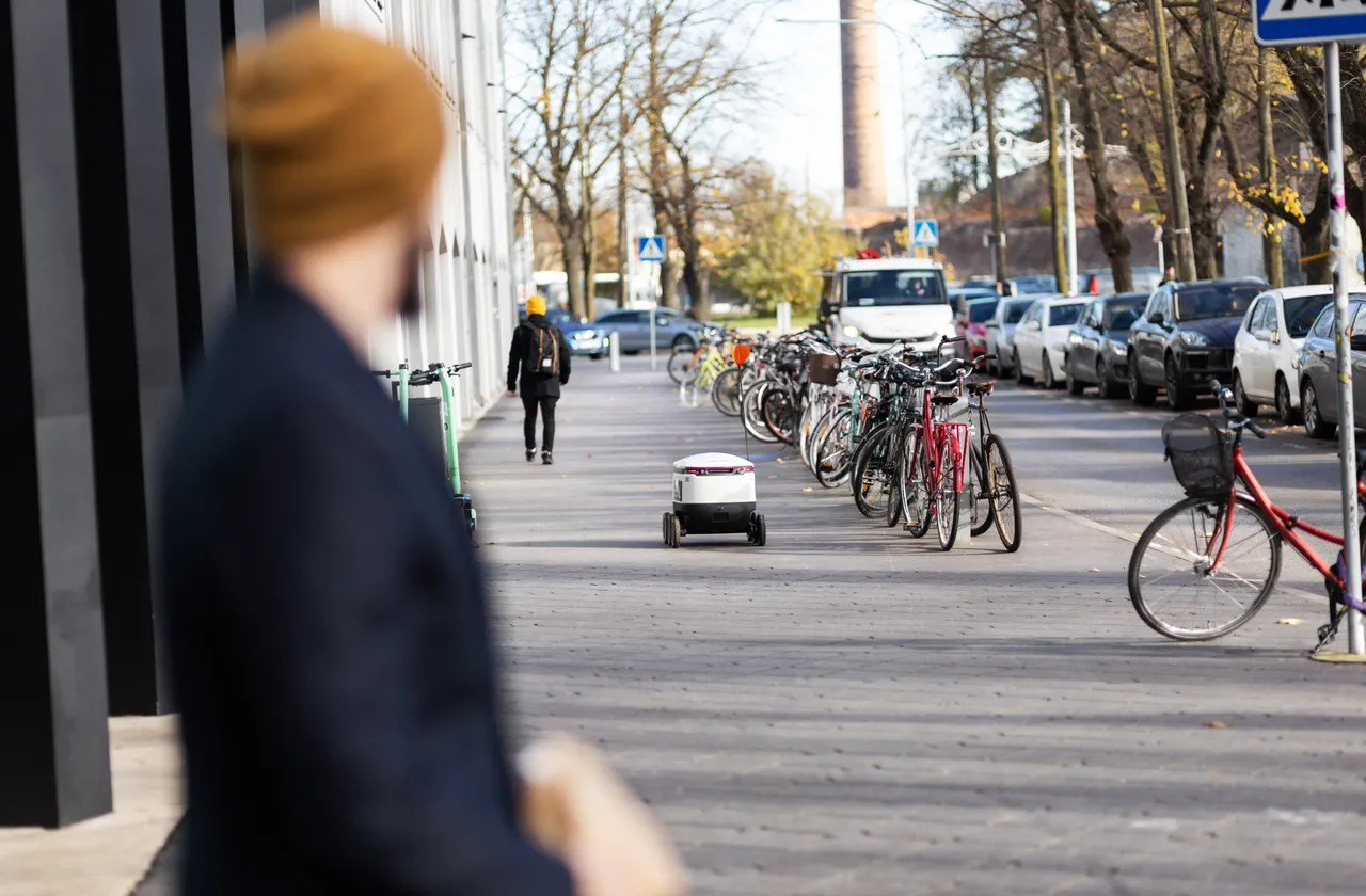 Man and Starship delivery robot