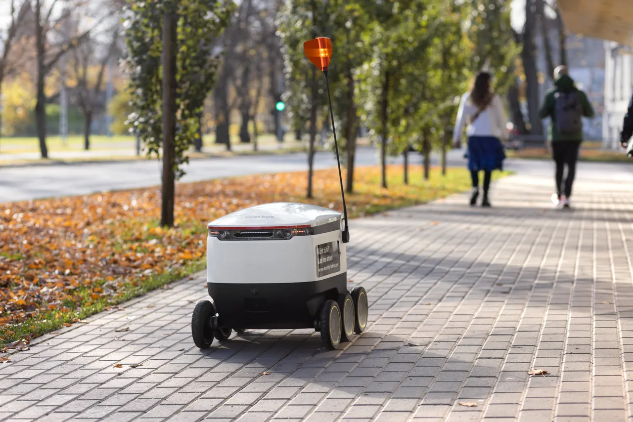 Delivery robot Starship on a street