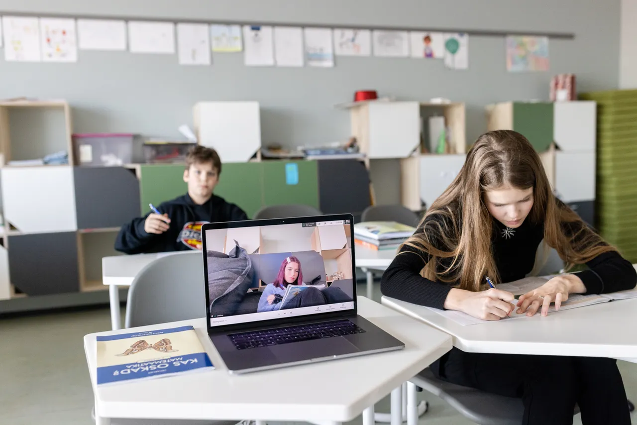 Student learns from distance