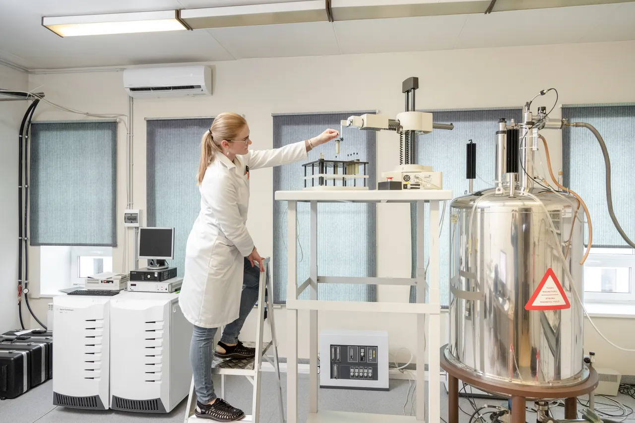 Bio Fluid Machine Inserting a biofluid sample to the robotic sample handling system