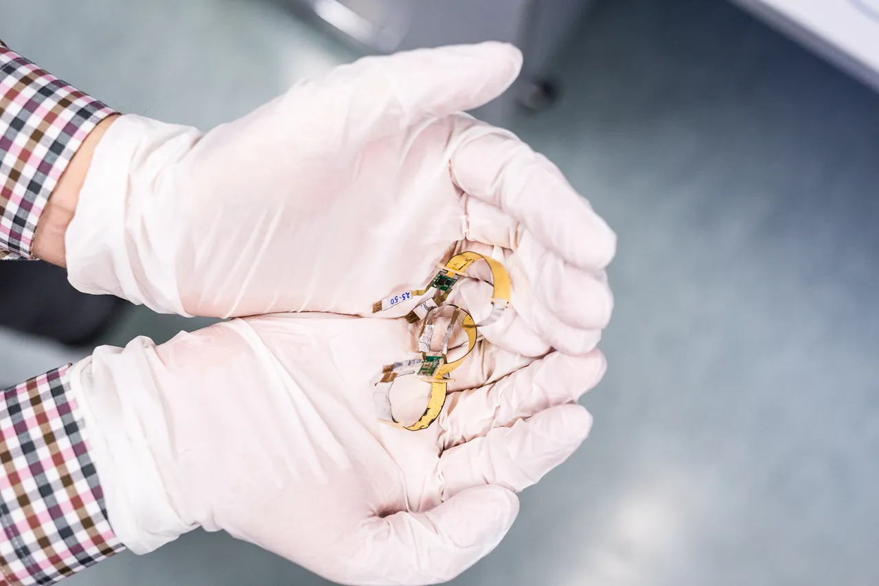 Science experiment with artificial muscle