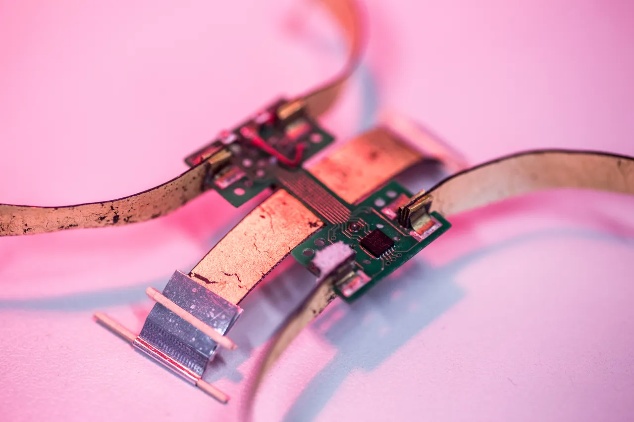 Science experiment with artificial muscle