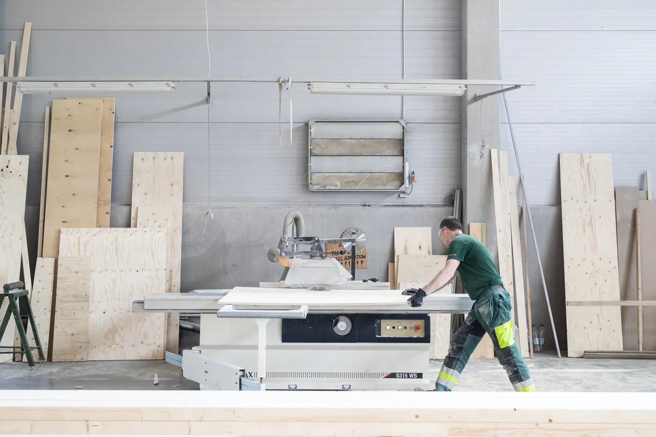Man sawing wood with circular saw