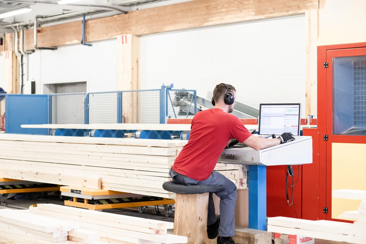  Automated processes in wooden modular house factory