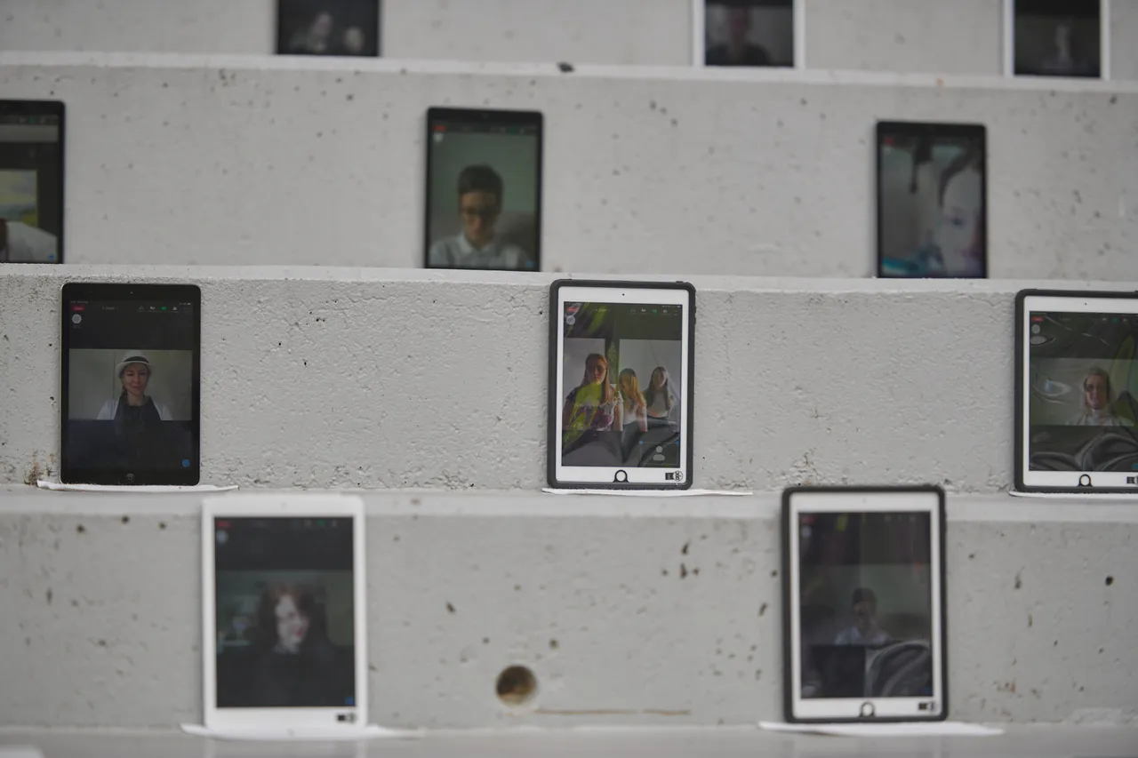 Virtual LIVE Choir Singing iPads