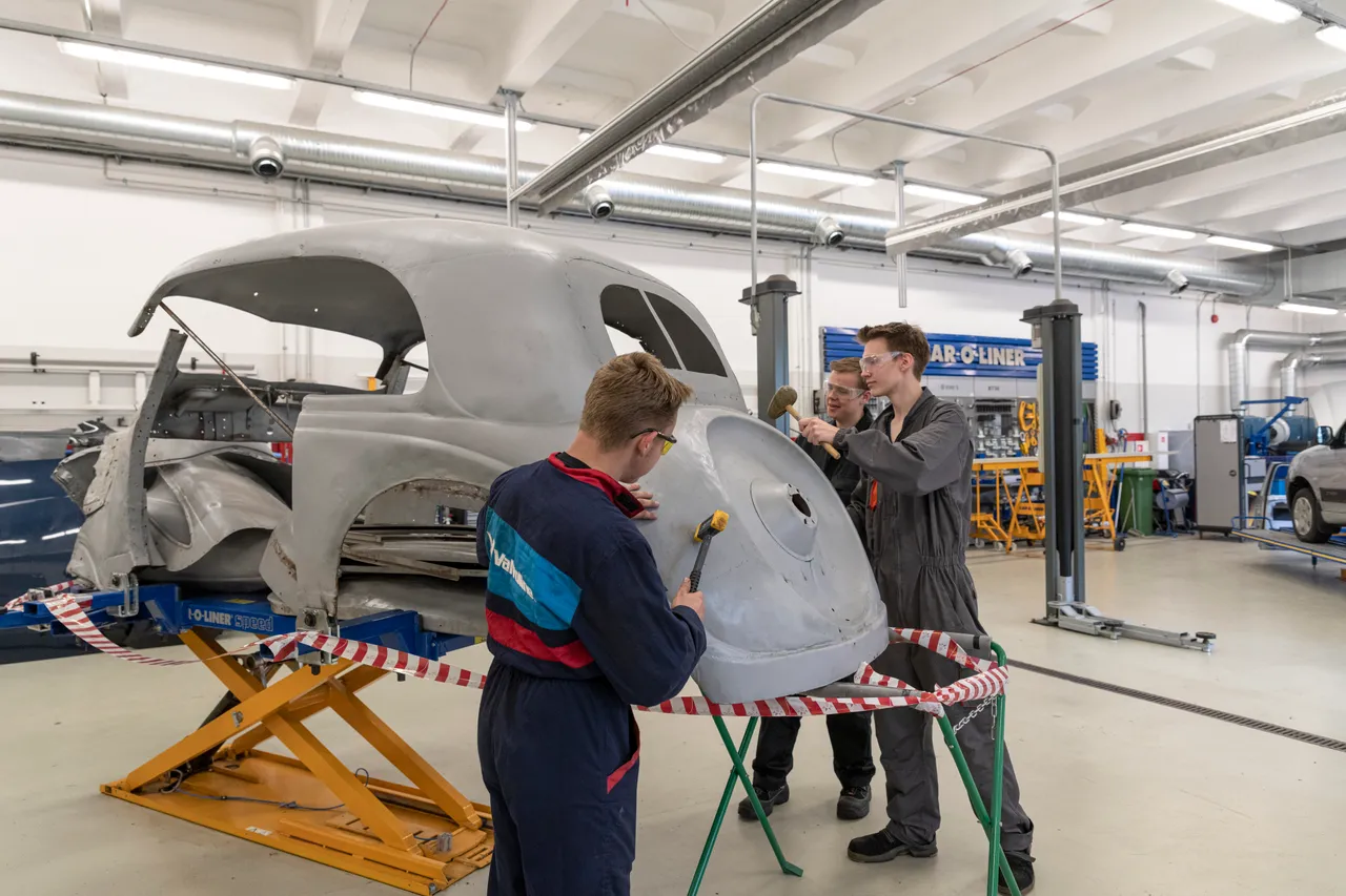 Students reparing car