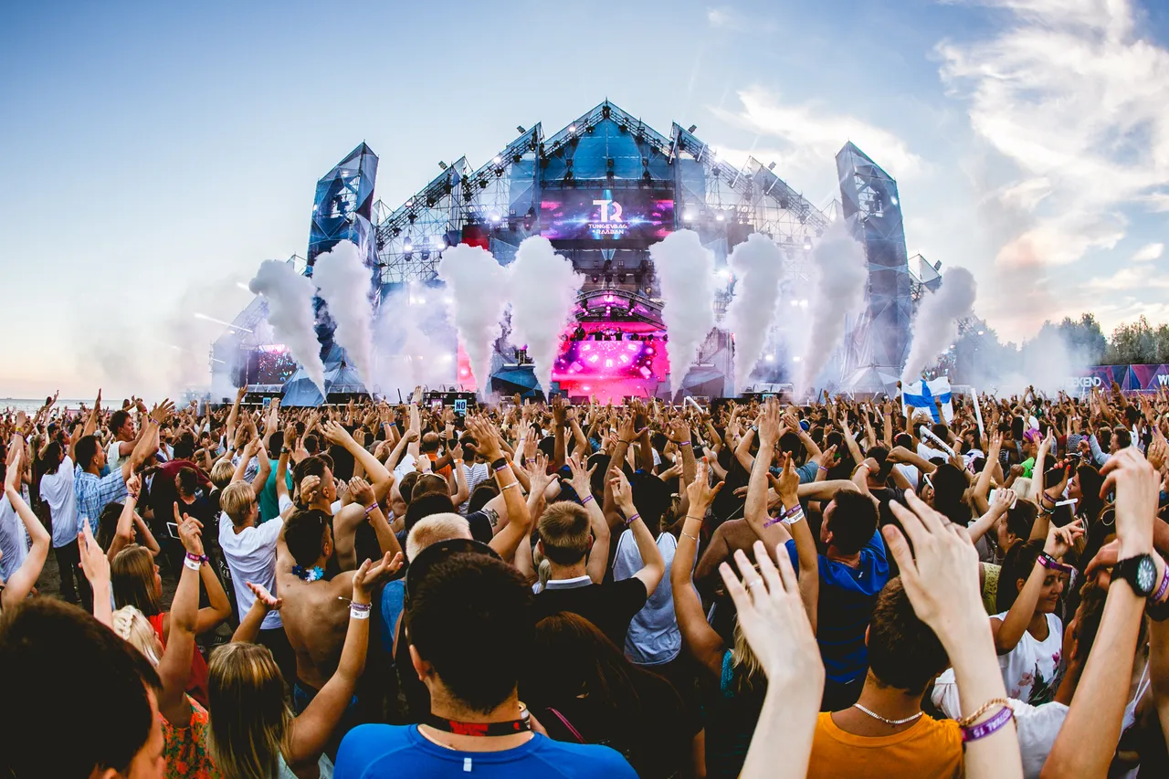 Weekend festival people