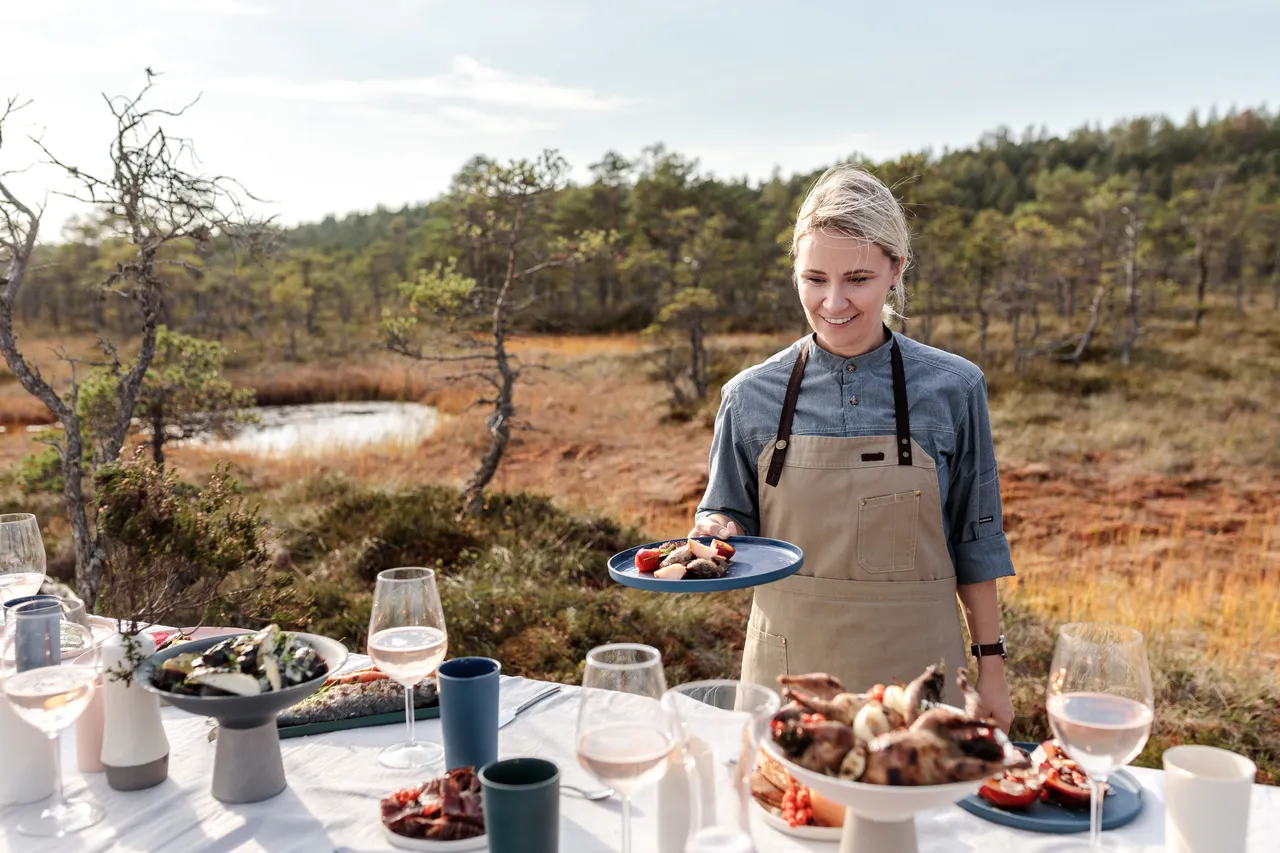 Chef serving dinner in bog