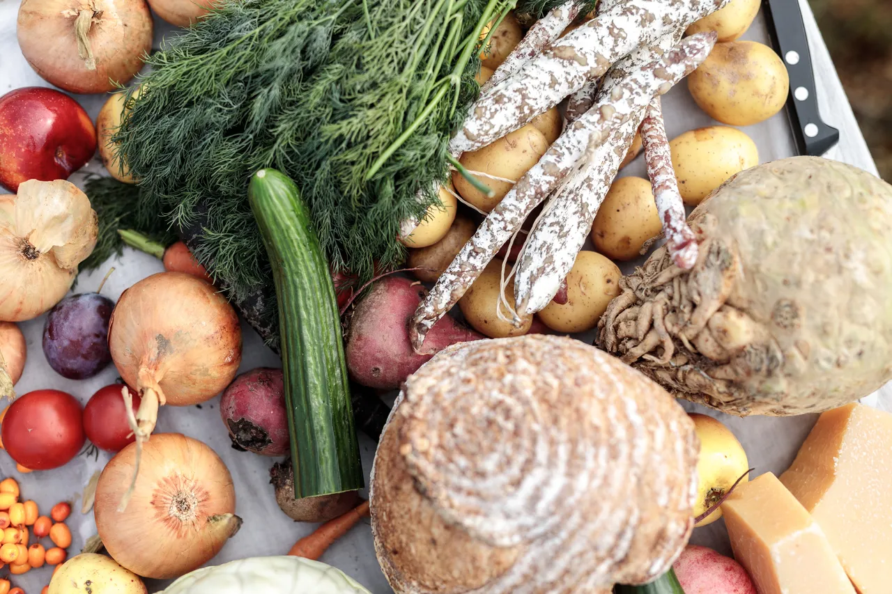Vegetables and sour bread