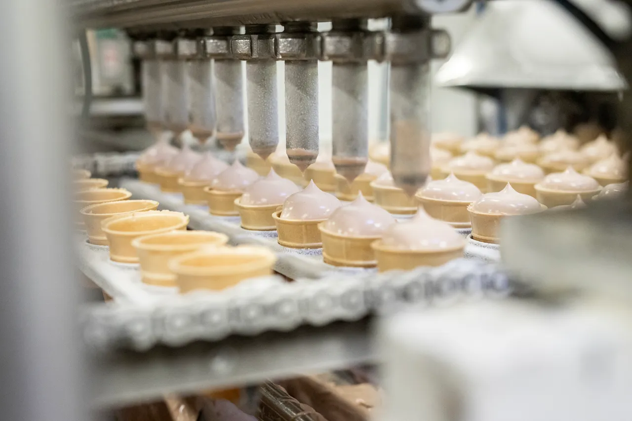 Ice cream cone filling machine