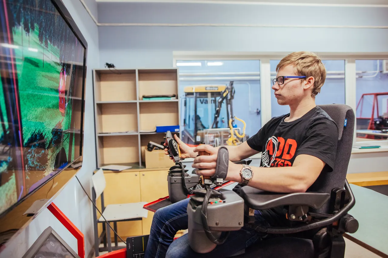 Man operation on timber harvesting simulator