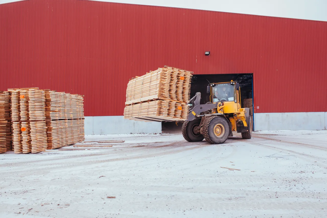 Wheel loader transporting planks