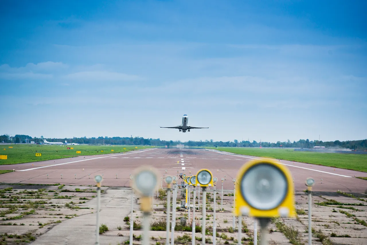Tallinn Airport Plane Landing