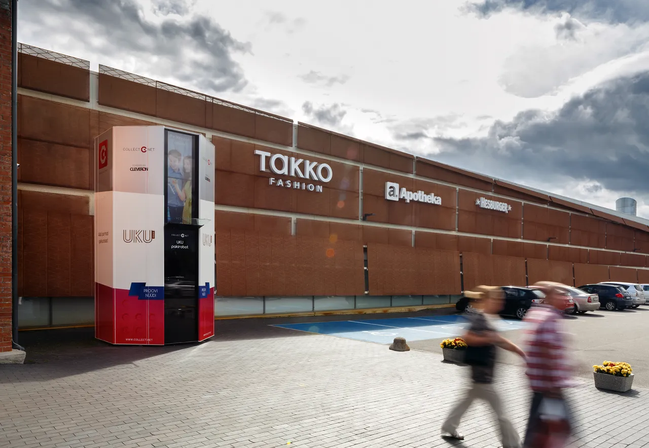 Parcel delivering machine