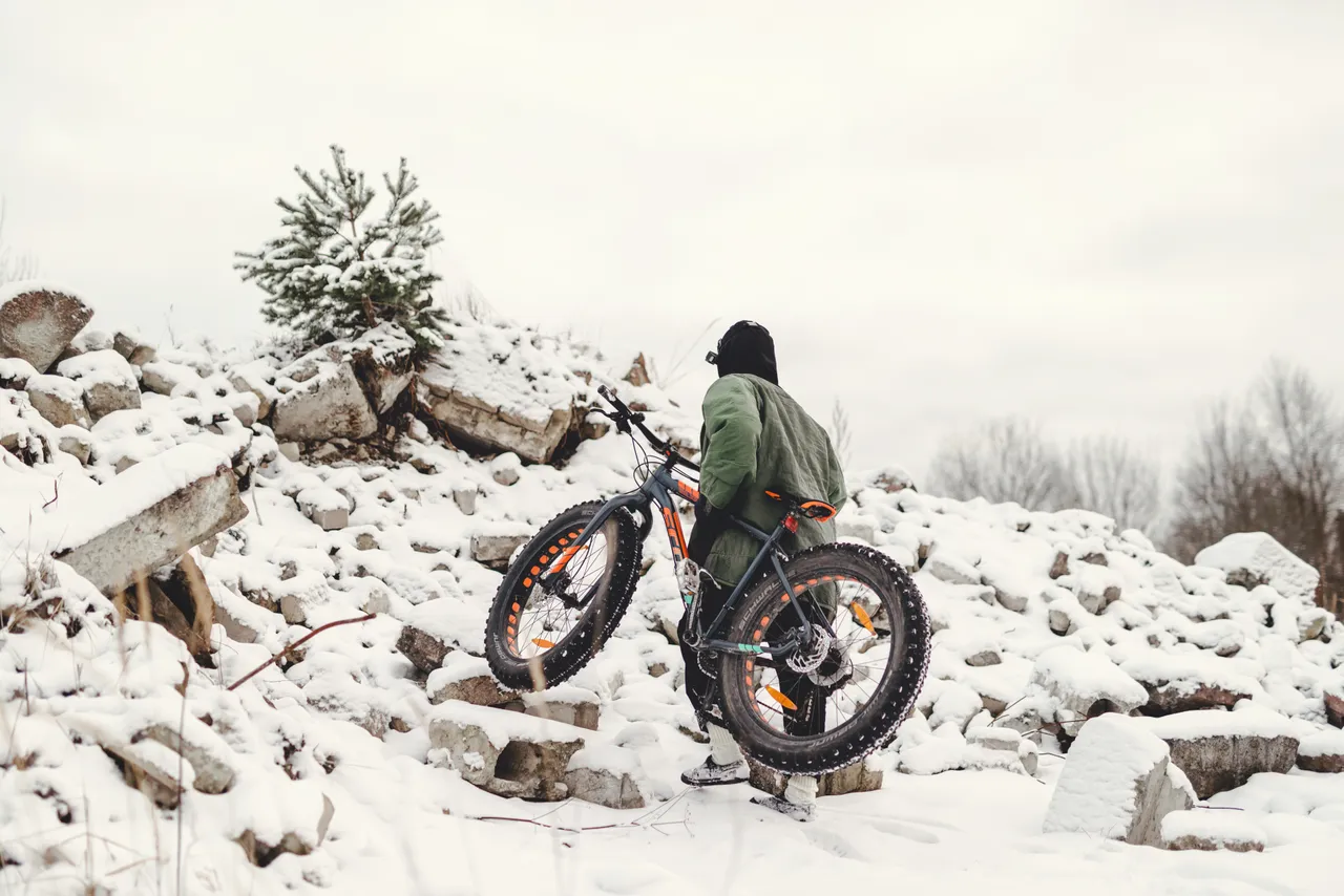 Off-road cycling in Rummu quarry