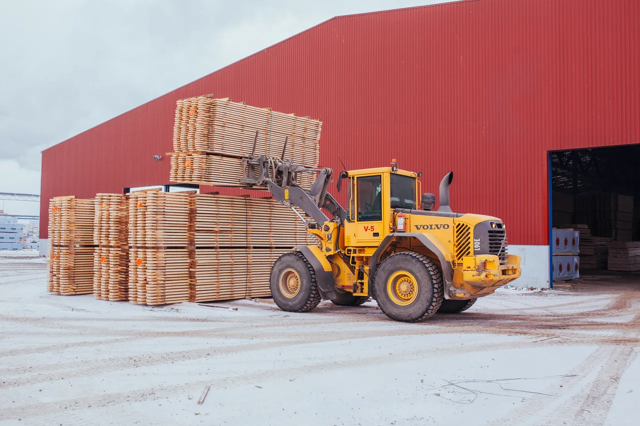 Wheel loader transporting planks