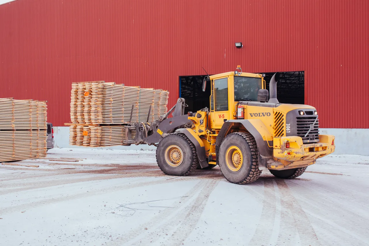 Wheel loader transporting planks