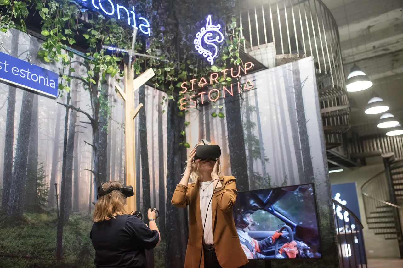 Two women using virtual reality glasses