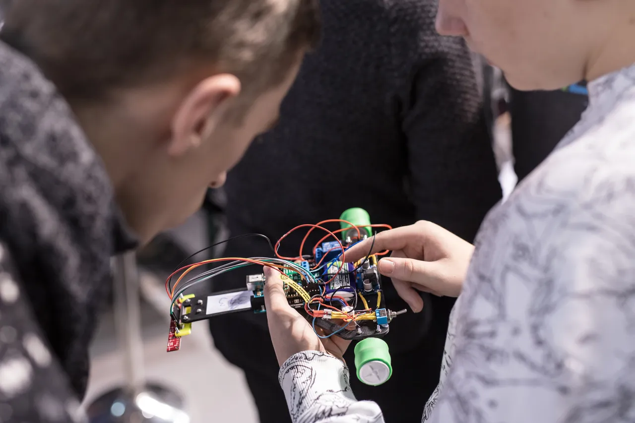 Students building robot